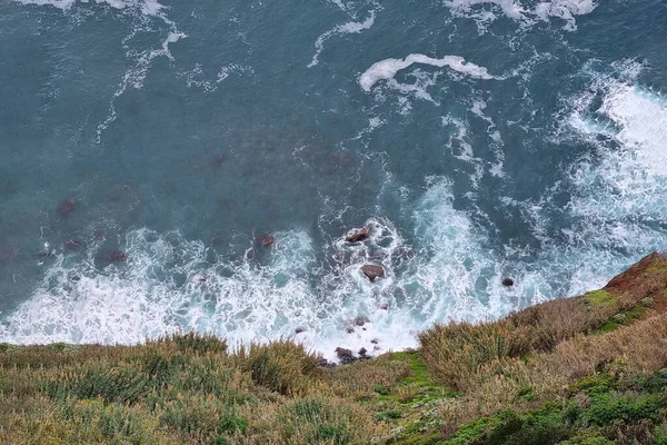 Eine Vogelperspektive Auf Die Brechenden Wellen Der Küste Der Insel — Stockfoto