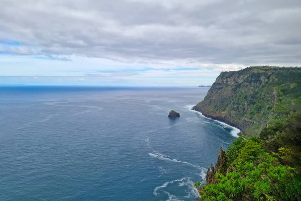 Okyanustaki Yeşil Bir Adadan Güzel Bir Manzara Tropik Iklim Adada — Stok fotoğraf