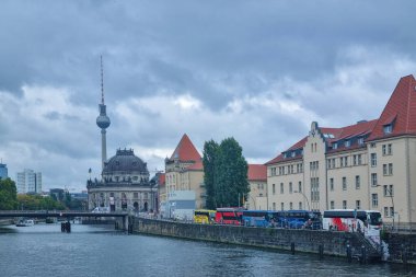 Berlin, Almanya, 2 Ekim 2022: Spree Nehri 'nden Berlin' in güzel manzarası