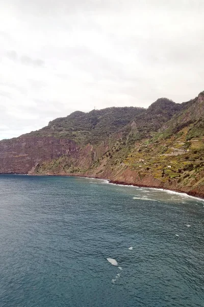 Schöne Küste Einer Grünen Insel Einem Bewölkten Tag — Stockfoto