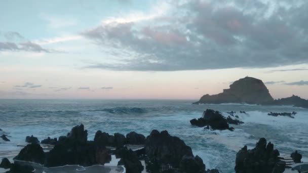 Γραφικό Ηλιοβασίλεμα Στην Ακτή Του Νησιού Μαδέρα — Αρχείο Βίντεο