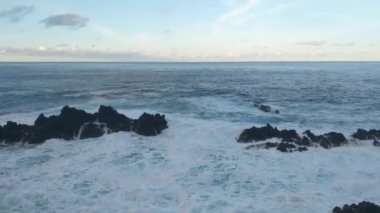 Okyanustaki bir adanın kıyısındaki güzel kayalık.