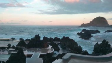 Atlantik Okyanusu 'ndaki Madeira' nın güzel kıyıları