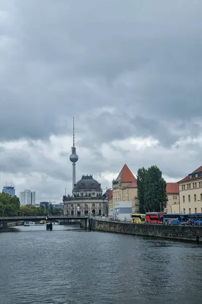 ベルリン ドイツ 2022年10月2日 ベルリンの中心部にあるシュプレー川から街の美しい景色 — ストック写真