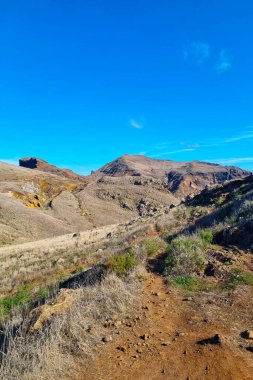 Madeira adasında yürüyüş parkurları. Adanın yamaçlarında yürüyüş.