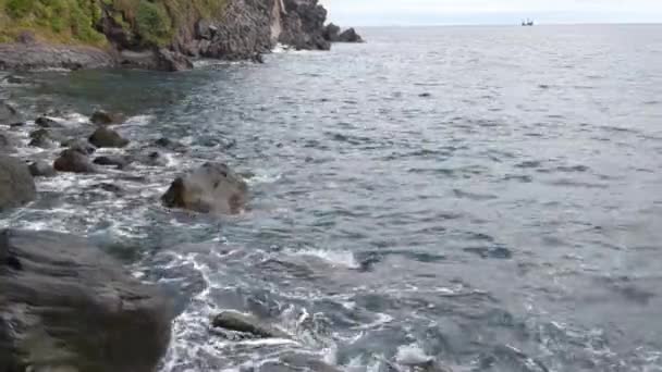 Mořské Vlny Smývají Kameny Pobřeží Ostrova — Stock video