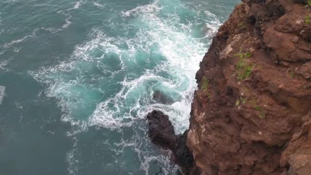 View Cliff Crashing Waves Rocks — Stock Video
