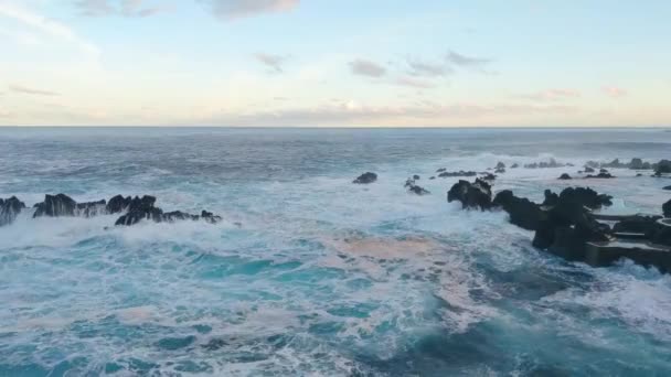 Пенная Вода Волны Разбиваются Скалы — стоковое видео