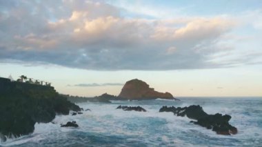 Denizin ya da okyanusun dalgaları kayalıklarda ve kıyılarda kırılır. Yavaş çekim