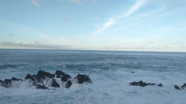 Пенные Волны Разбивающихся Камнях Океане — стоковое видео
