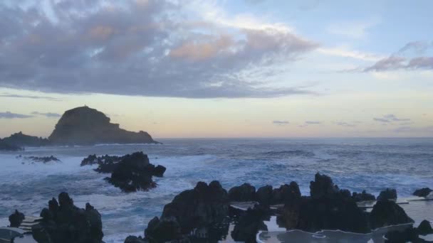 日没時のマデイラ島の海岸の絵のような美しい景色 — ストック動画