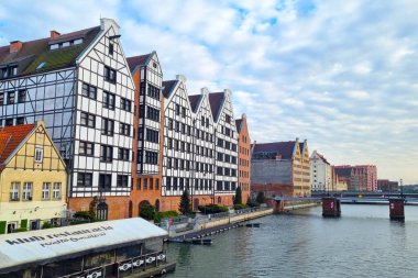Gdansk, Polonya, 24 Nisan 2023: Gdansk 'ın eski güzel mimarisinin manzarası