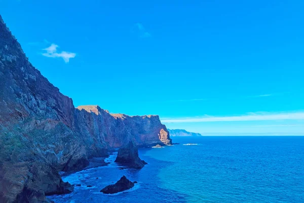 Uçurumların Mavi Gökyüzünün Denizin Güzel Manzarası — Stok fotoğraf
