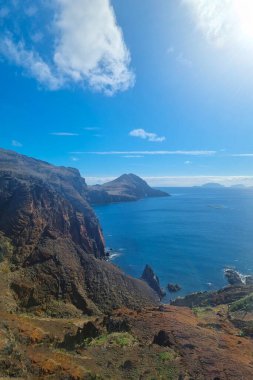 Dağların ve denizin yüksekliğinden güzel manzara.