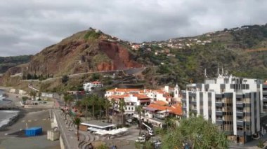 Madeira Adası 'nın güzel sahil manzarası. Yeşil Ada