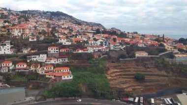 Teleferiğin yüksekliğinden Funchal şehrine bakın. Funchal Portekiz 'in Madeira Adası' nın ana şehri ve limanıdır.