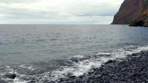 Adanın Kayalık Kıyıları Volkanik Kayalar — Stok video