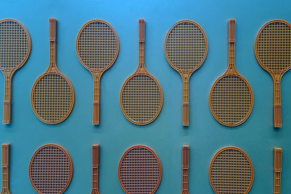 Eski tenis ve badminton raketleri ile mavi arka plan