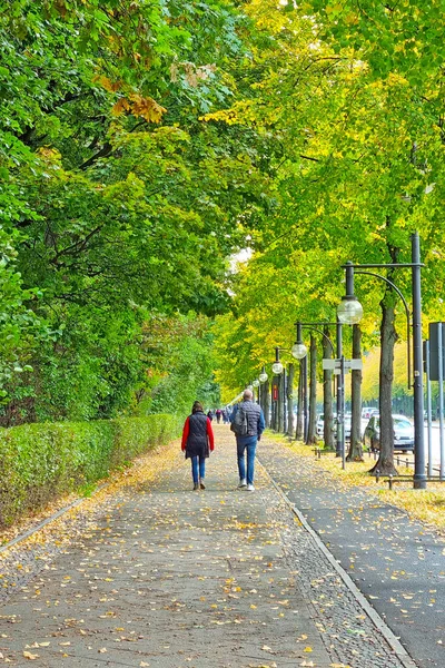 Berlín Alemania Octubre 2022 Gente Camina Por Callejón Verde — Foto de Stock