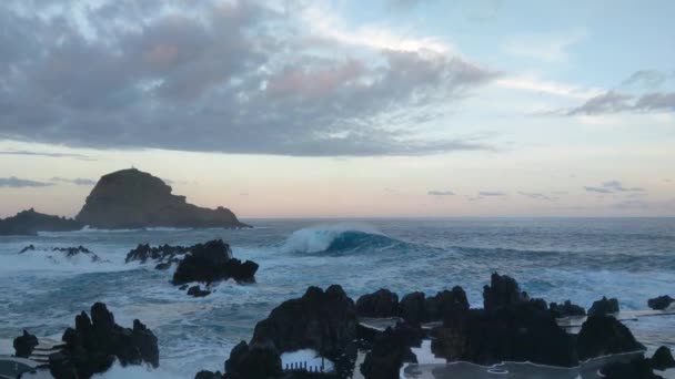Schöne Aussicht Auf Die Felsige Küste Der Insel Bei Sonnenuntergang — Stockvideo