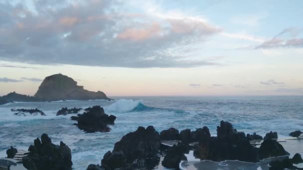Una Ola Azul Del Océano Mar Rueda Sobre Orilla Isla — Vídeos de Stock