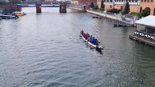 Gdansk Polonya Nisan 2023 Bir Grup Insan Bir Teknede Kürek — Stok video
