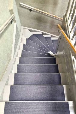 Bir evde ya da binada eski ahşap bir merdiven.