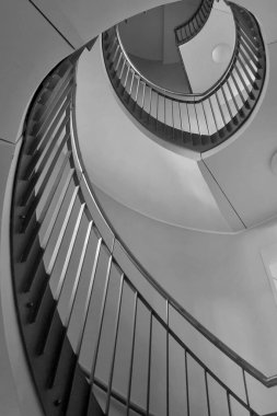 Siyah beyaz fotoğraf. Evdeki sarmal merdiven manzarası