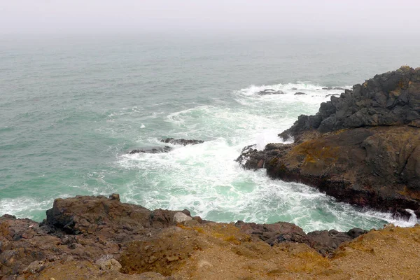 太平洋の波が岩だらけの海岸で衝突 — ストック写真