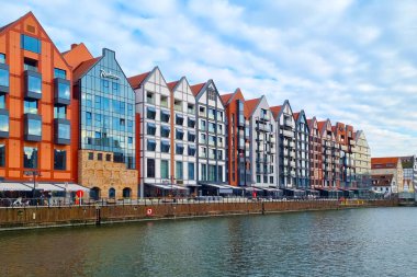 Gdansk, Polonya, 25 Nisan 2023: Baltık Denizi üzerindeki Gdansk 'ın güzel mimarisi
