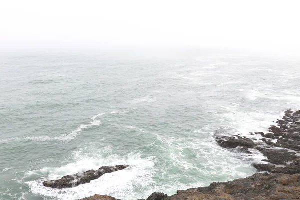 オレゴン州の岩場と霧に覆われた海岸の上からの眺め — ストック写真