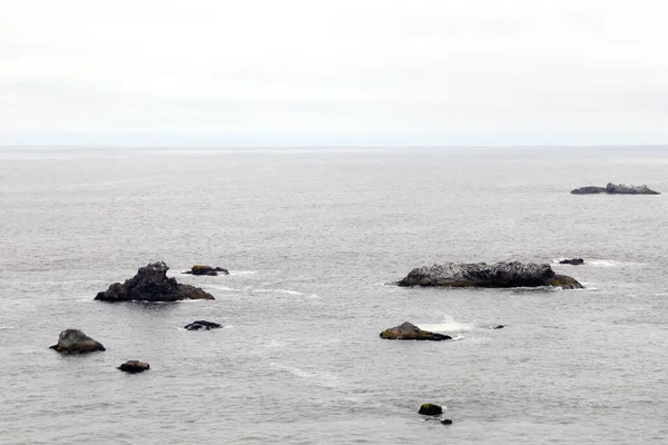 Άποψη Των Βράχων Του Ειρηνικού Ωκεανού Φόγκυ Όρεγκον — Φωτογραφία Αρχείου