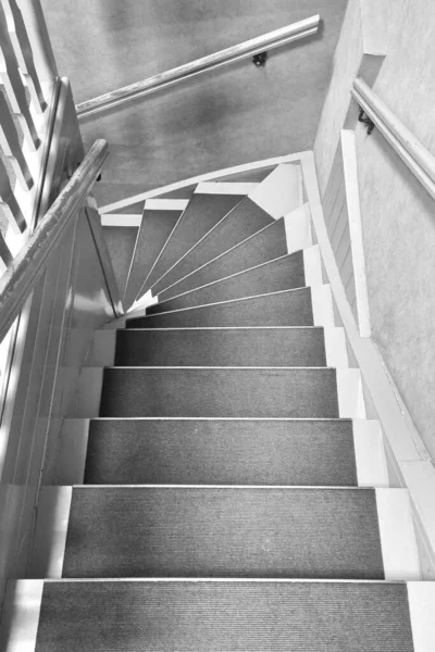 Foto Blanco Negro Foto Vertical Una Escalera Madera —  Fotos de Stock