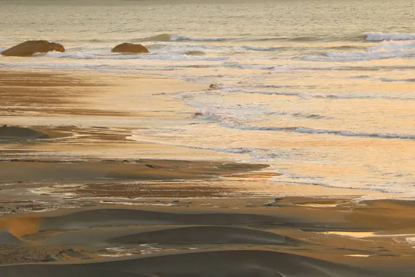 Solens Strålar Faller Havskusten Vid Solnedgången — Stockfoto