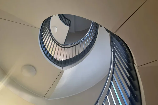 Una Vista Desde Abajo Hermosa Escalera Caracol Edificio —  Fotos de Stock