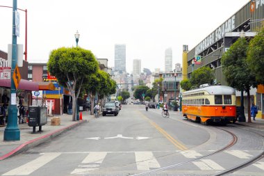 San Francisco, ABD, 14 Eylül 2018: Sisli bir sabahta San Francisco caddesinin güzel manzarası