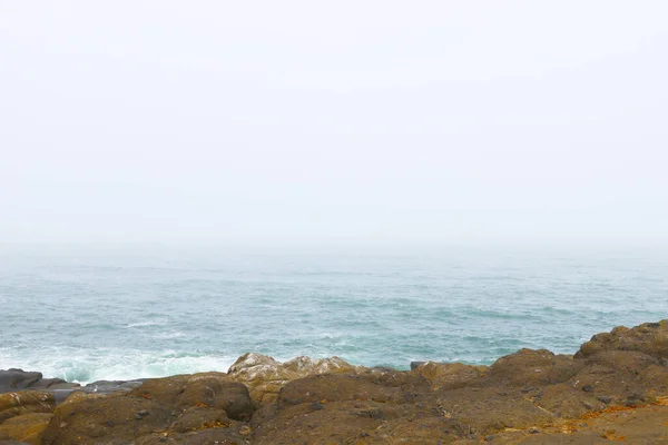 Uma Vista Mar Num Dia Nebuloso Costa Mar — Fotografia de Stock