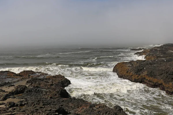 Amerika Nın Kayalık Kıyıları Dalgalar Kayalara Çarpıyor — Stok fotoğraf