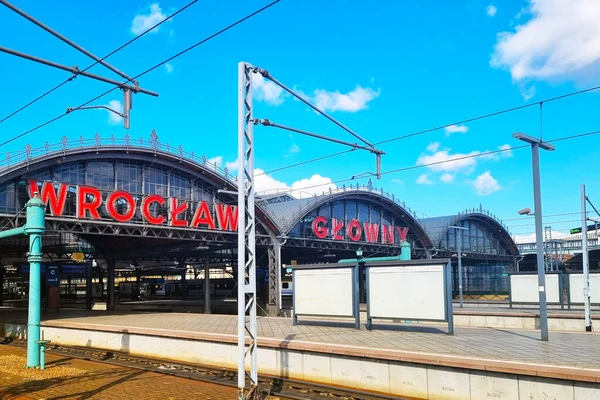 ポーランドのヴロツワフ2023年4月23日 ヴロツワフの古い美しい鉄道駅の眺め ストック画像