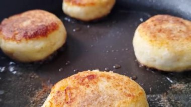 Kızarmış peynirli kekleri kızartma tavasında yakın plan çek.