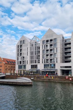 Gdansk, Polonya, 27 Mart 2023: Gdansk seti yakınlarındaki modern binalar
