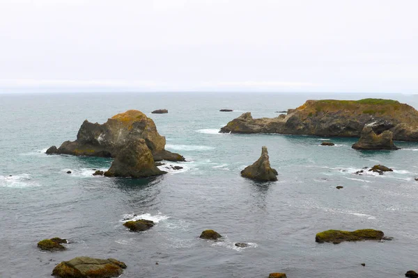 Άποψη Των Όμορφων Βράχων Στον Ωκεανό Στη Θάλασσα — Φωτογραφία Αρχείου