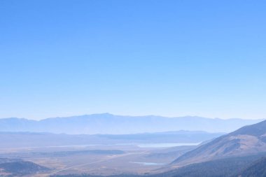 Ufuktaki dağların siluetleri. Doğanın arka planı
