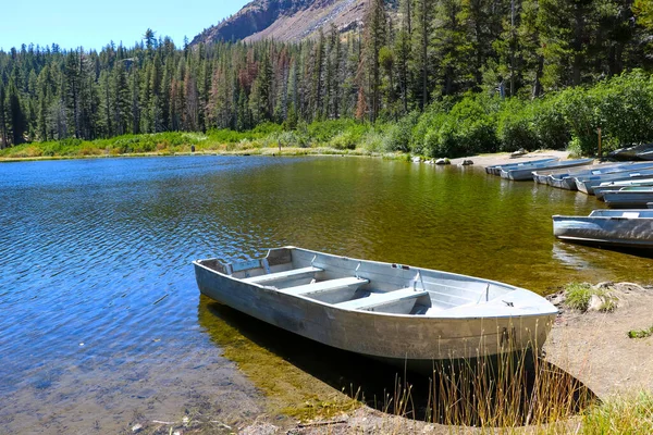 在美国湖岸停泊的小船 — 图库照片