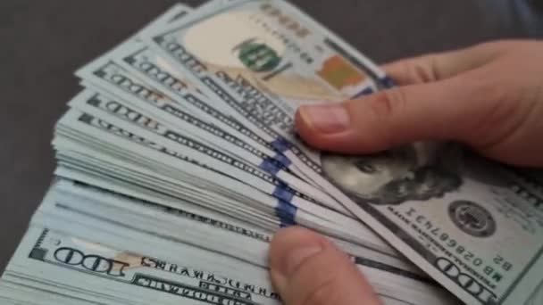 Seorang Wanita Memegang Uang Seratus Dolar Tangannya Close Pada Seorang — Stok Video
