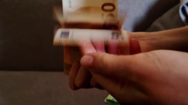 Elinde 50 avroluk banknotlar tutan bir kadın var. Para ve ekonomi kavramı