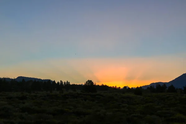 Сонце Ховається Горами Прекрасні Промені Сонця — стокове фото