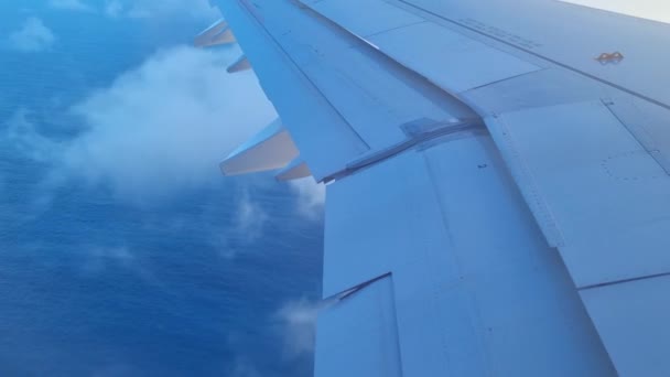Avião Voa Através Das Nuvens Sobre Oceano Mar — Vídeo de Stock