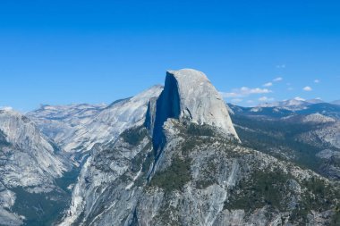 Yosemite Ulusal Parkı 'ndaki güzel dağ zirvesi, ABD
