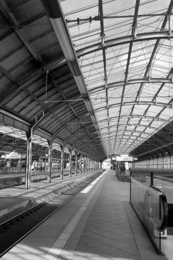 Wroclaw, Polonya, 14 Mayıs 2022: tren istasyonunun siyah beyaz fotoğrafı